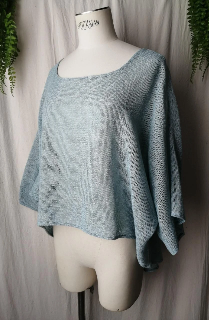 Lichte opengewerkte trui met asymmetrische en oversized pasvorm in ijsblauw – photo 2